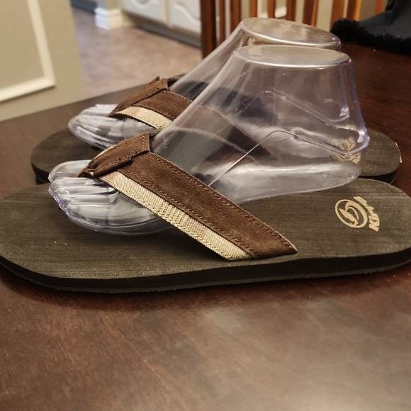 Kirra Brown and Tan Flip Flops Sz12 - Picture 2 of 8